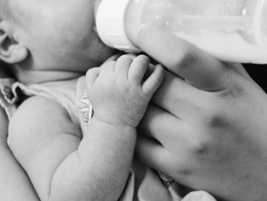 Matka matce nierówna? Czyli o niekarmiących piersią, szybko korzystających ze żłobka i innych „egoistycznych” mamach